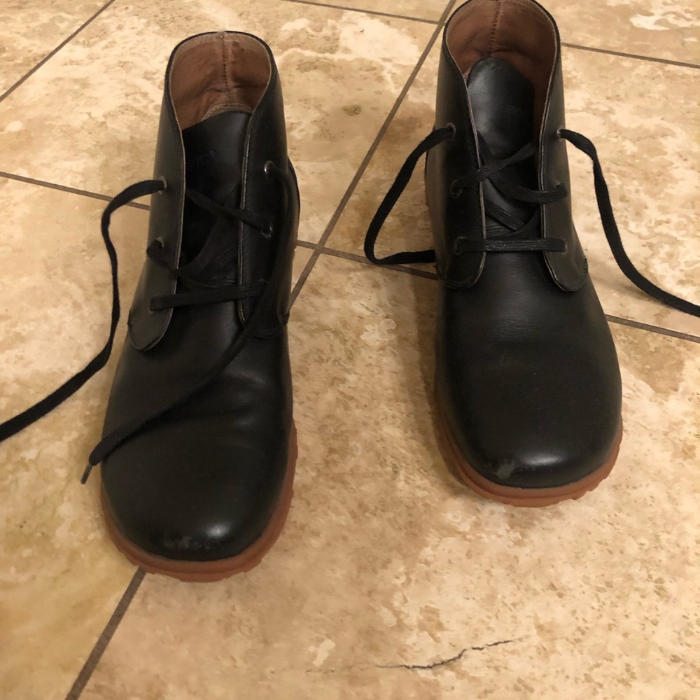 Bogs waterproof black leather ankle boots